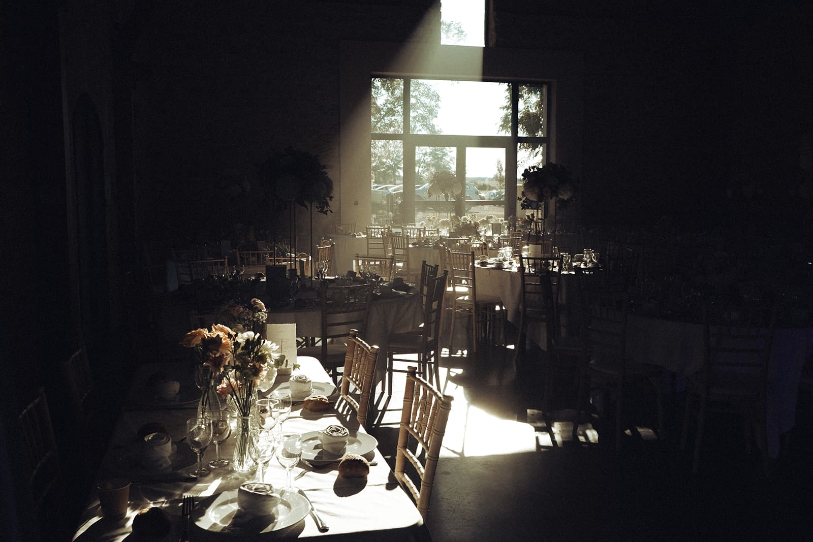 Salle de réception du Domaine de la Pierre baignée de lumière avant l’arrivée des invités