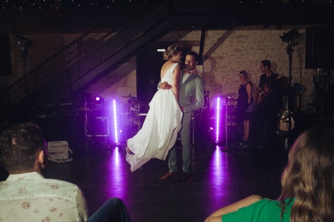 Marié faisant tournoyer sa femme sur la piste de danse au Domaine de la Pierre