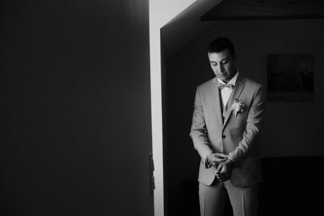 Préparatifs du marié avant la cérémonie au Domaine de la Pierre, Thiel-sur-Acolin