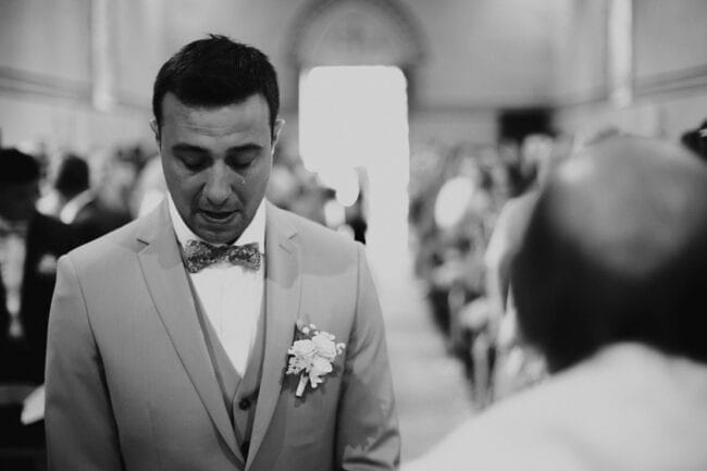 Marié ému aux larmes pendant la cérémonie à l’église de Garnat, près du Domaine de la Pierre