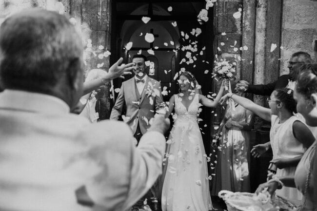 Sortie des mariés sous une pluie de pétales à l’église de Garnat, près du Domaine de la Pierre