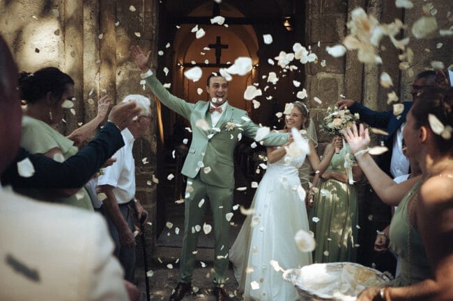 Sortie des mariés en fête sous une pluie de pétales à l’église de Garnat, près de Moulins
