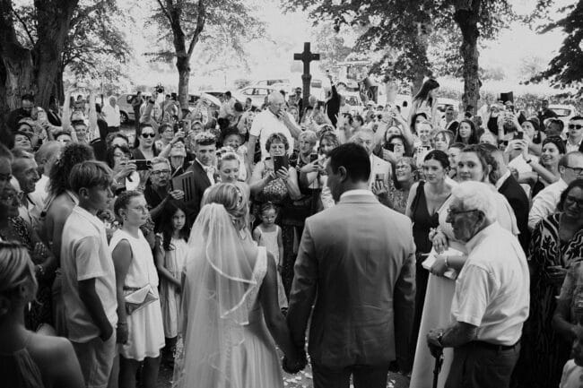 Les mariés accueillis par une foule d’invités à la sortie de l’église de Garnat, près de Moulins