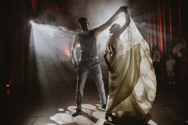 La première danse des mariés parfaitement éclairée