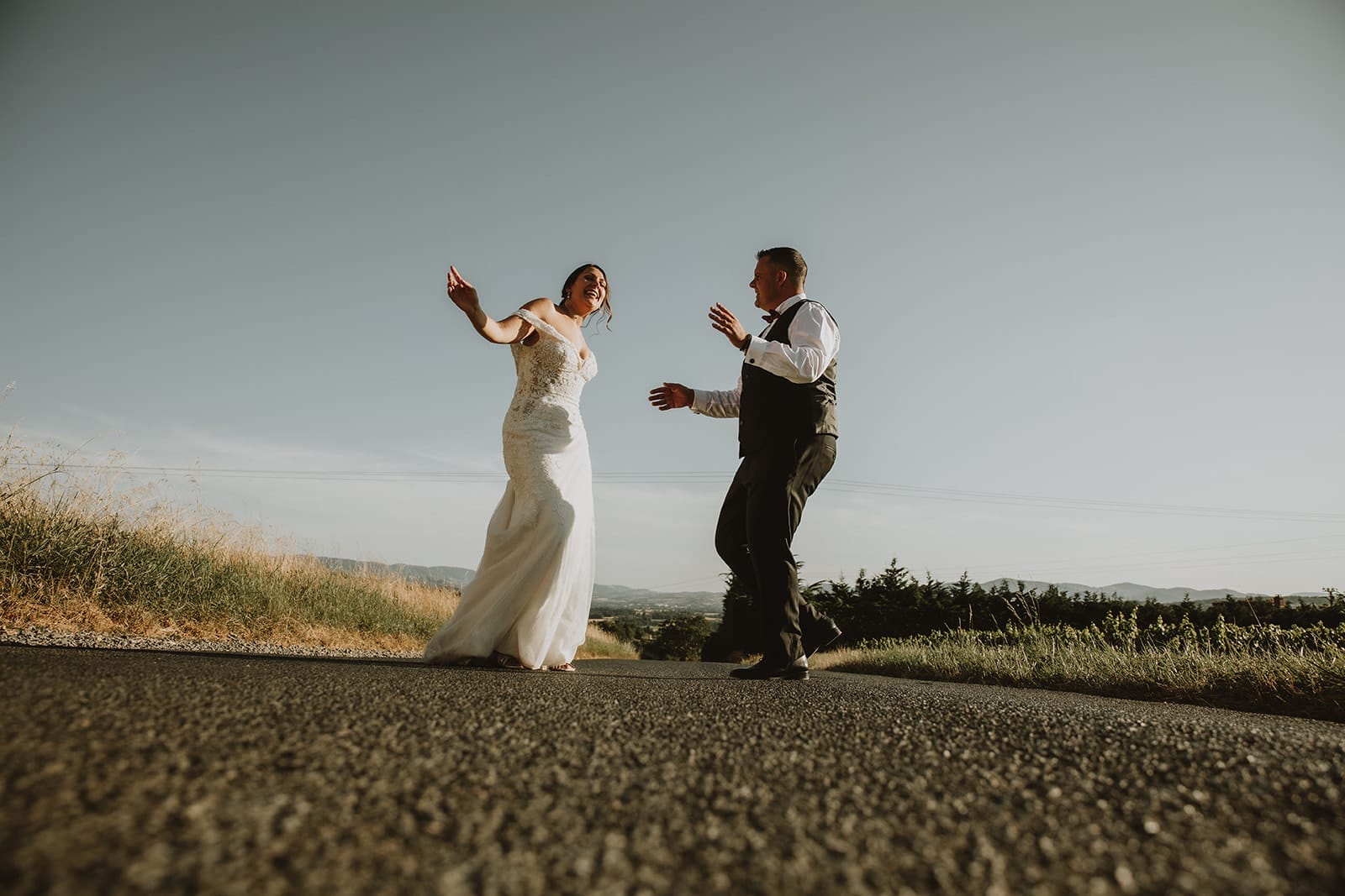 Couple de mariés dansant en extérieur à La Cour Dorée