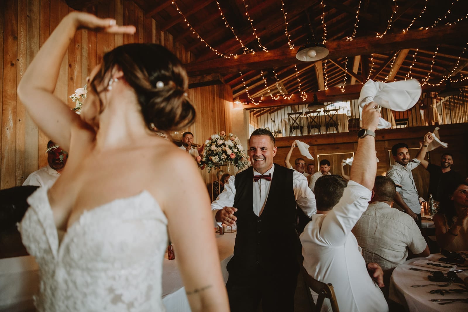 Mariée et invités en fête à La Cour Dorée, photographe mariage Lyon