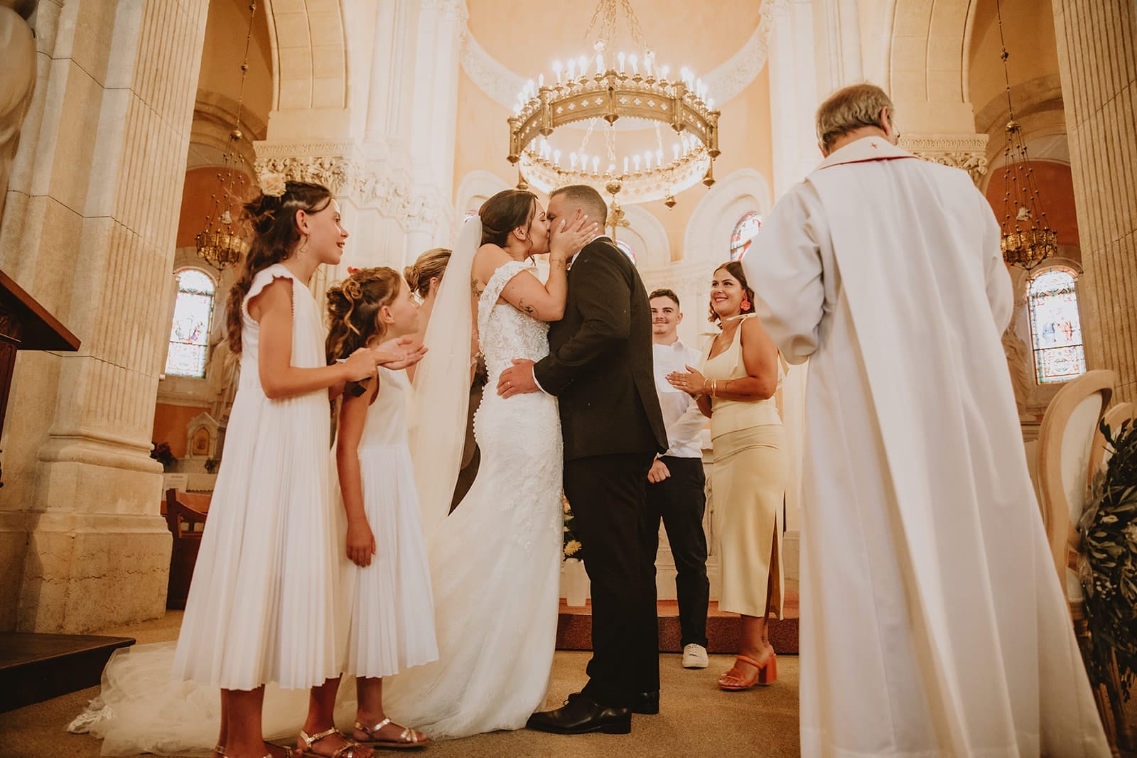 Baiser des mariés lors de la cérémonie religieuse à La Cour Dorée