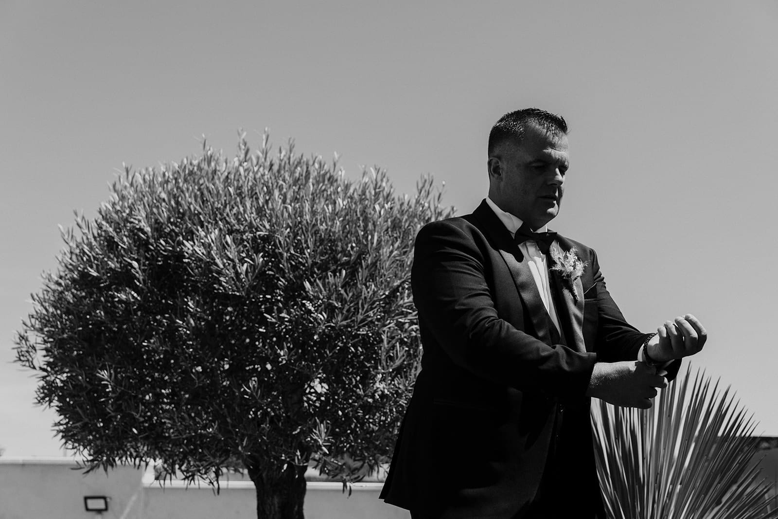 Portrait du marié en costume à La Cour Dorée, photographe mariage Lyon