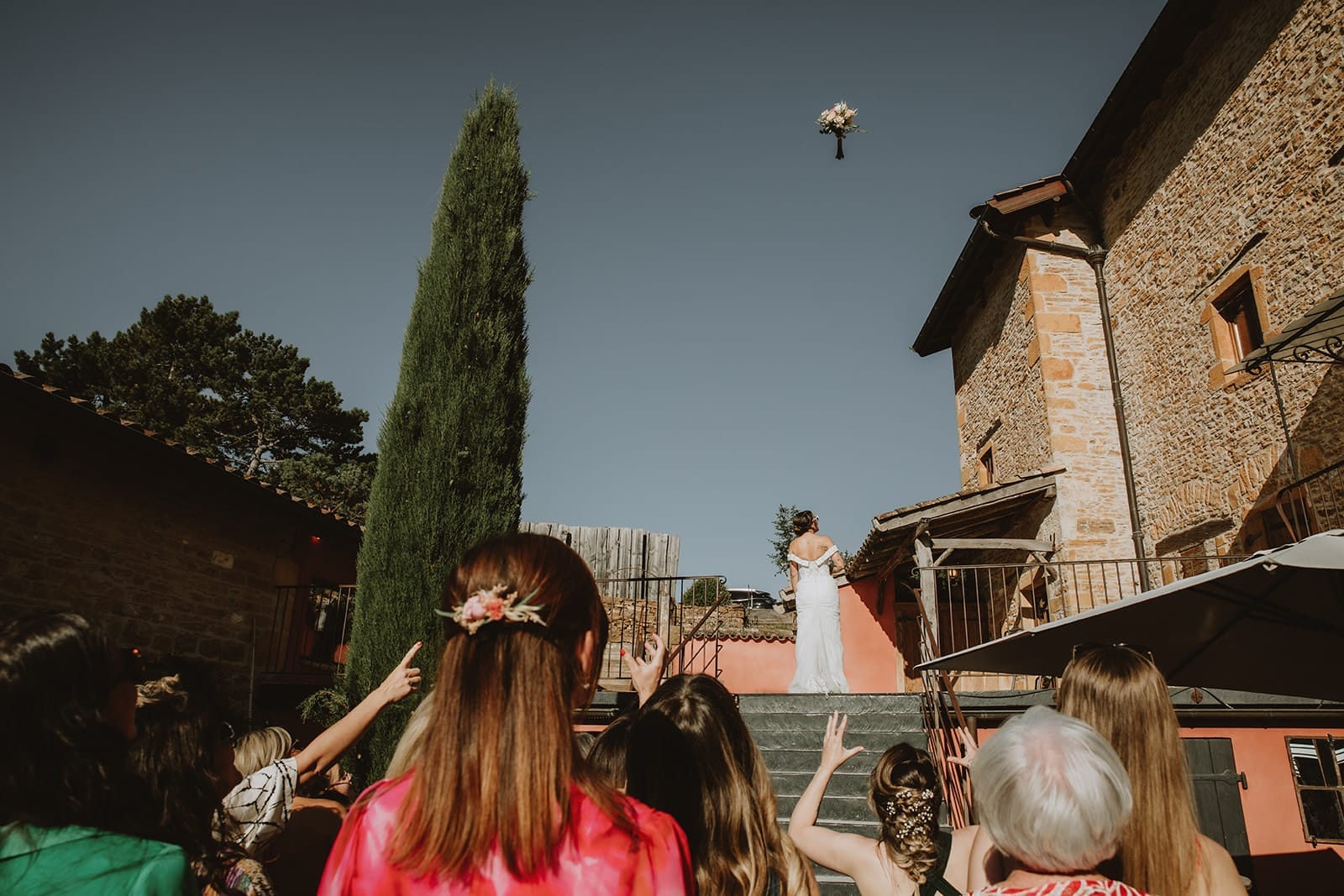 Lancer du bouquet de la mariée à La Cour Dorée, photographe mariage Lyon