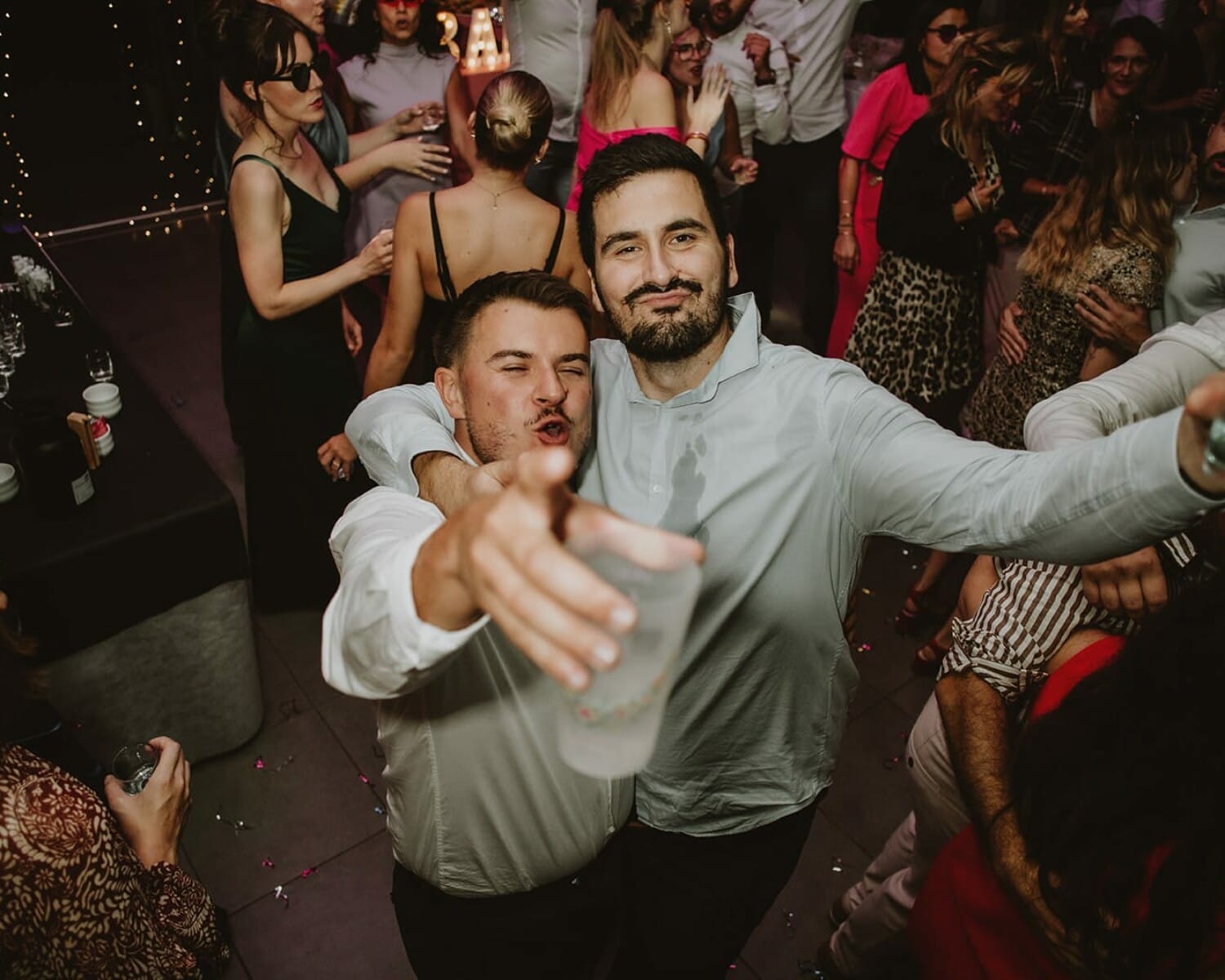 Soirée de mariage à Lyon avec des invités qui dansent et célèbrent dans une ambiance festive et authentique