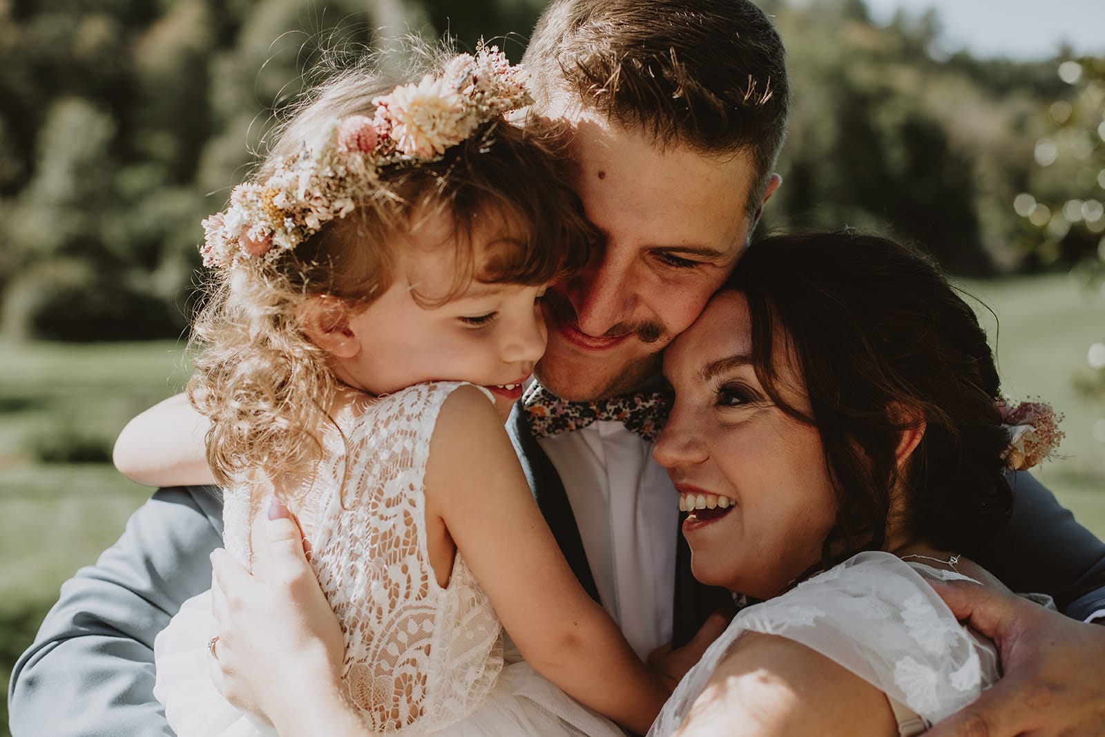 Moment tendre et complice entre mariés et enfant lors d’un mariage à Lyon