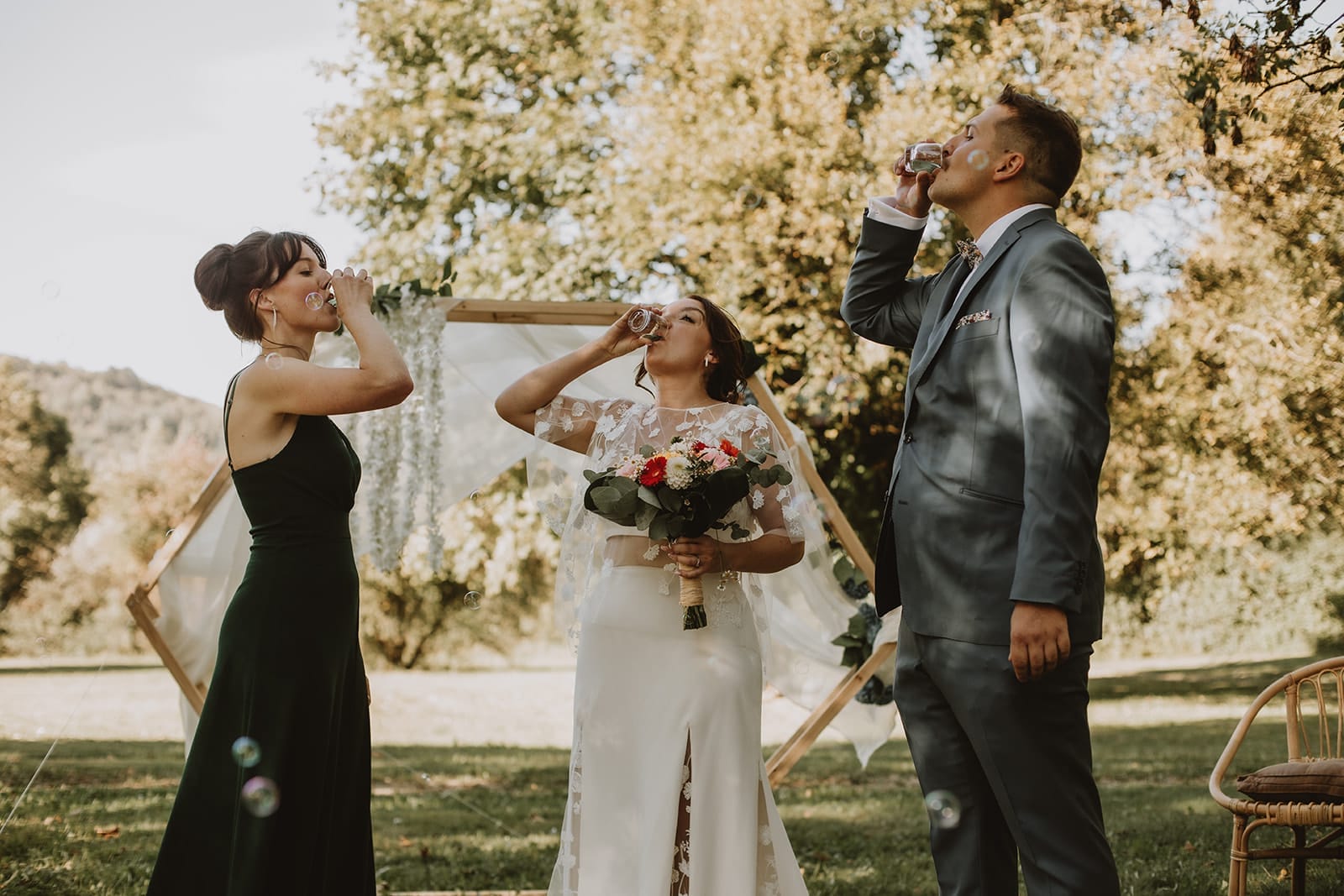 Mariage à Lyon – un moment festif où les mariés et leurs proches partagent un shot ensemble