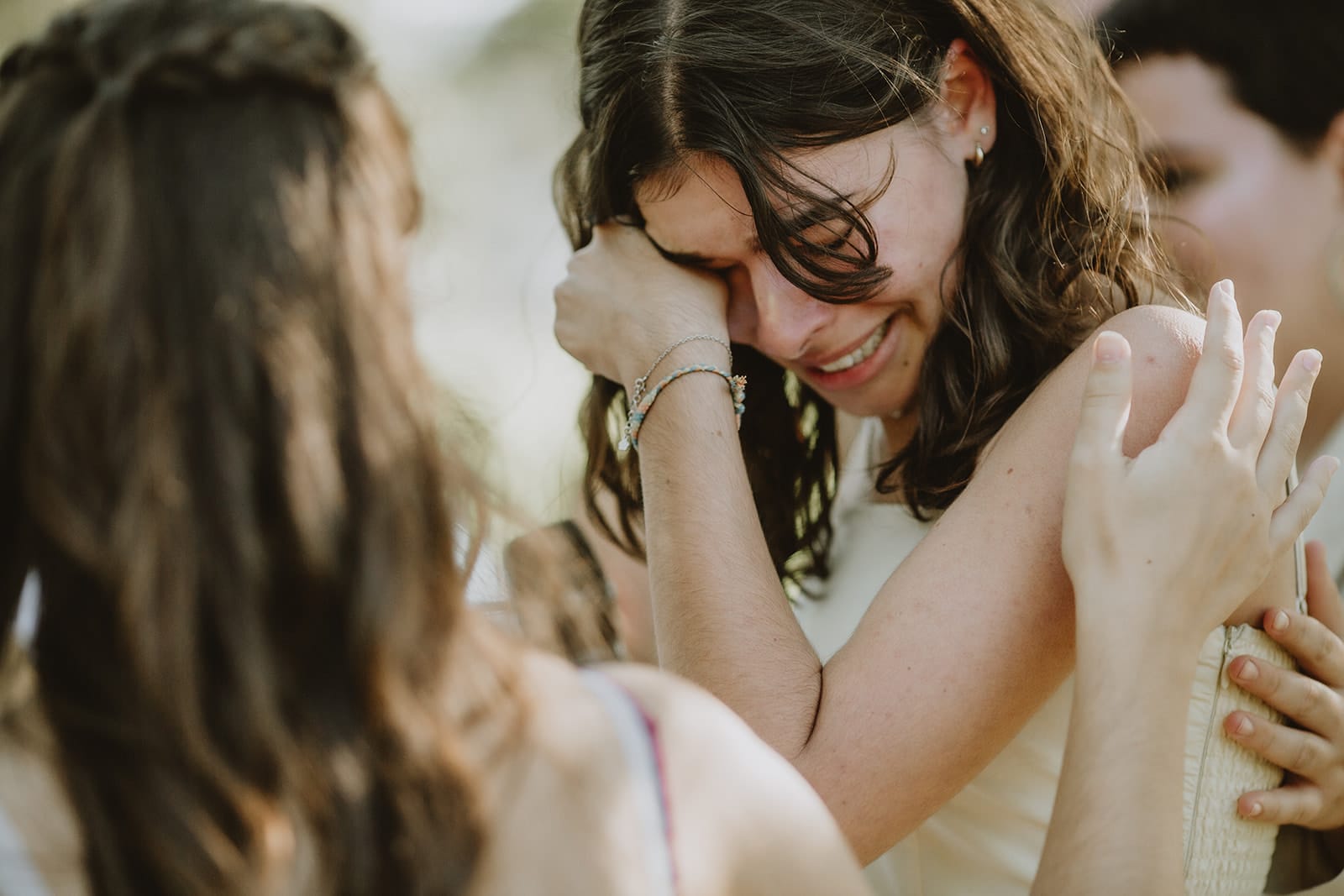 Mariage à Lyon – une invitée émue laisse couler ses larmes de joie lors de la cérémonie