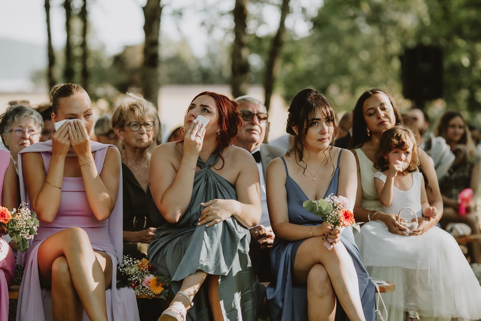 Mariage à Lyon – invités émus essuyant leurs larmes pendant la cérémonie