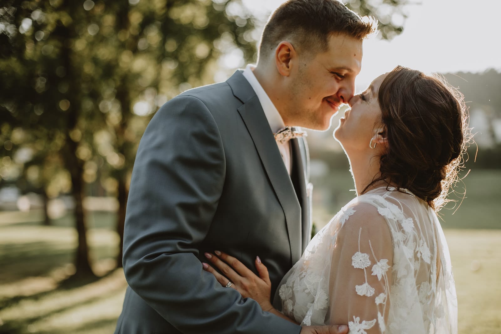 Mariage à Lyon – un moment complice et amoureux entre les mariés au coucher du soleil
