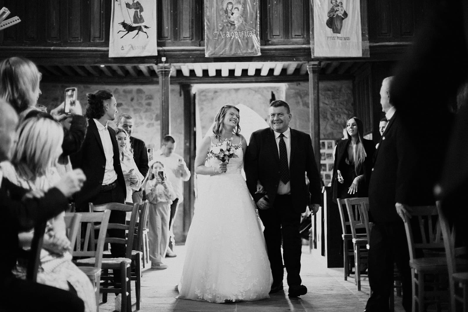 Mariée entrant dans la cérémonie au bras de son père – photographe mariage Lyon
