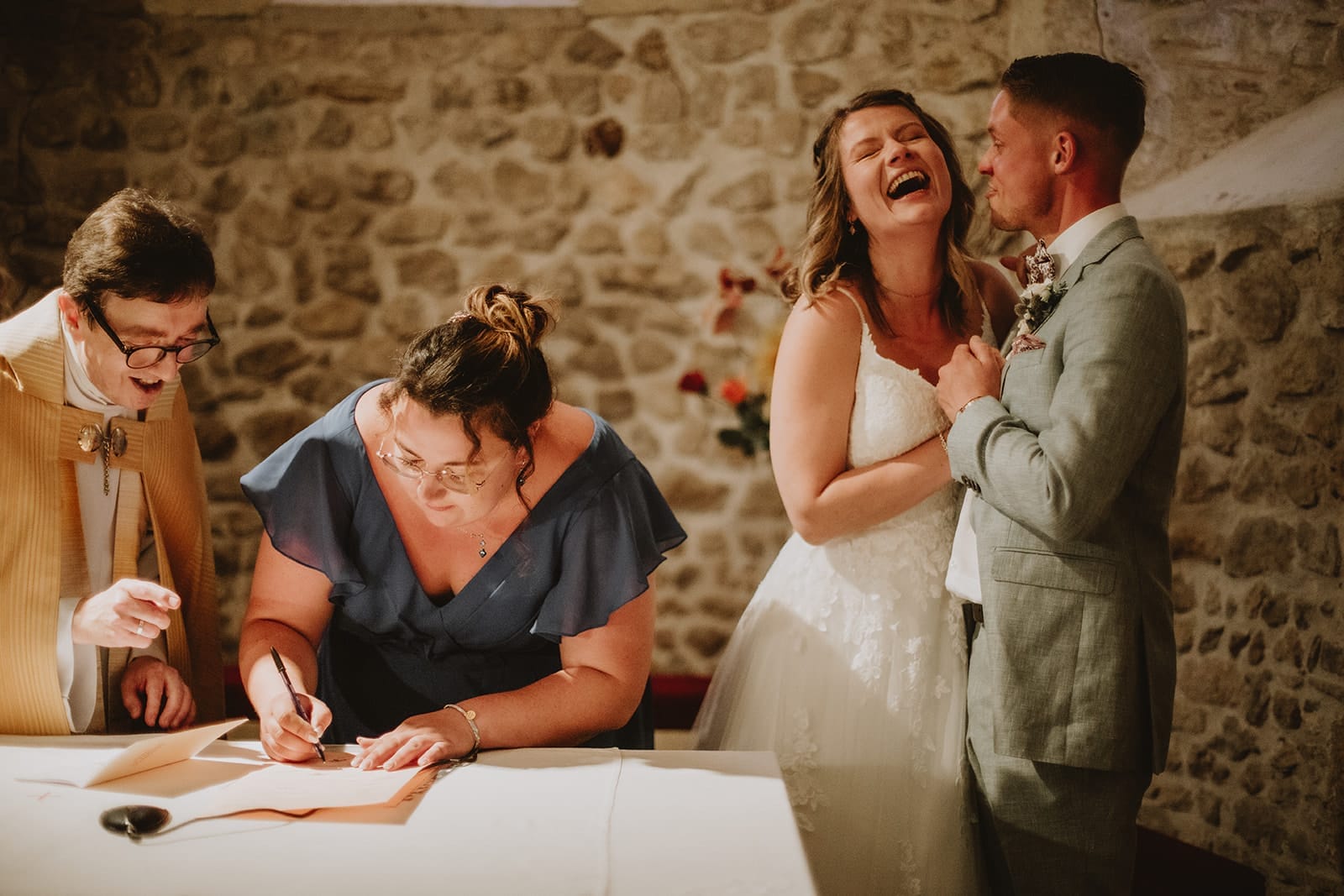 Mariée riant avec son époux lors de la signature des registres – photographe mariage Lyon
