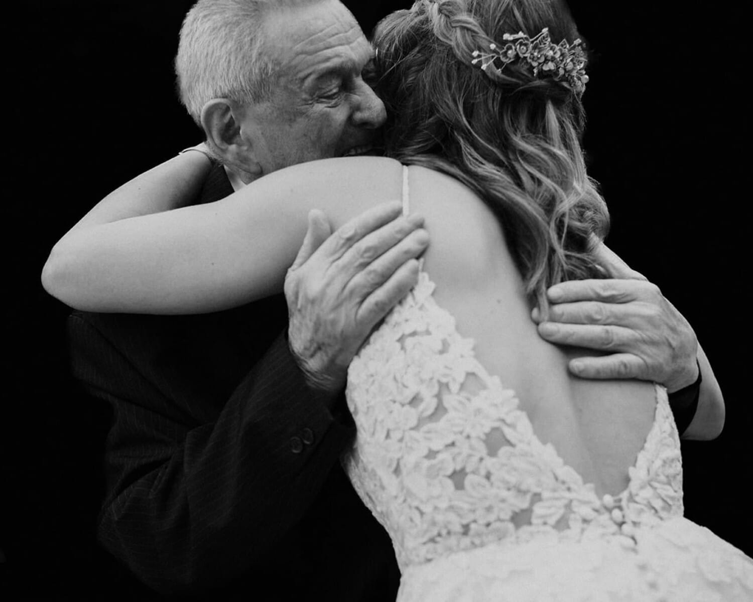 Mariée étreignant son grand père le jour du mariage – photographe mariage Lyon émotions vraies