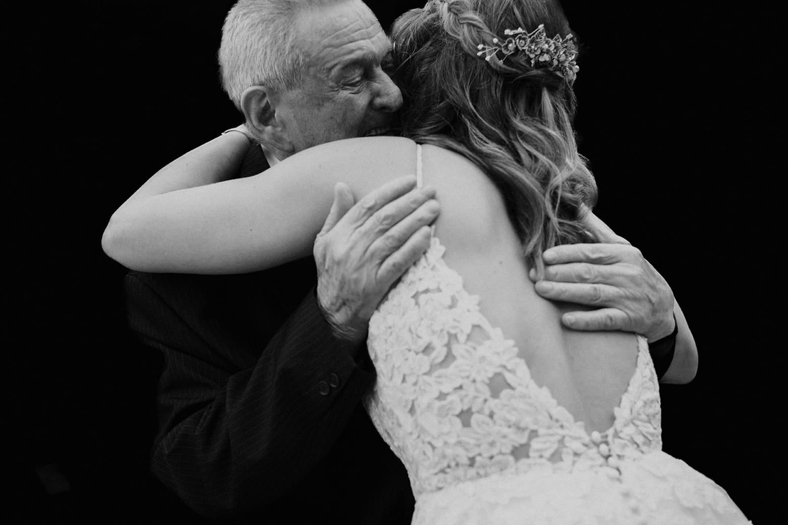 Mariée étreignant son grand père le jour du mariage – photographe mariage Lyon émotions vraies