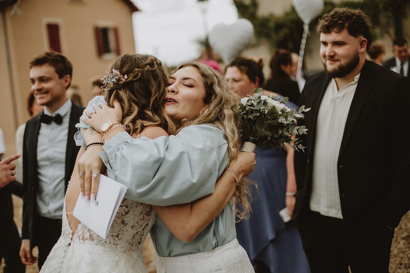 Mariée enlacée par une invitée après la cérémonie – photographe mariage Lyon émotions