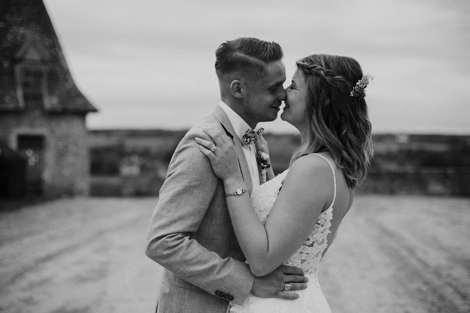 Mariés s’enlaçant et partageant un sourire complice – photographe mariage Lyon