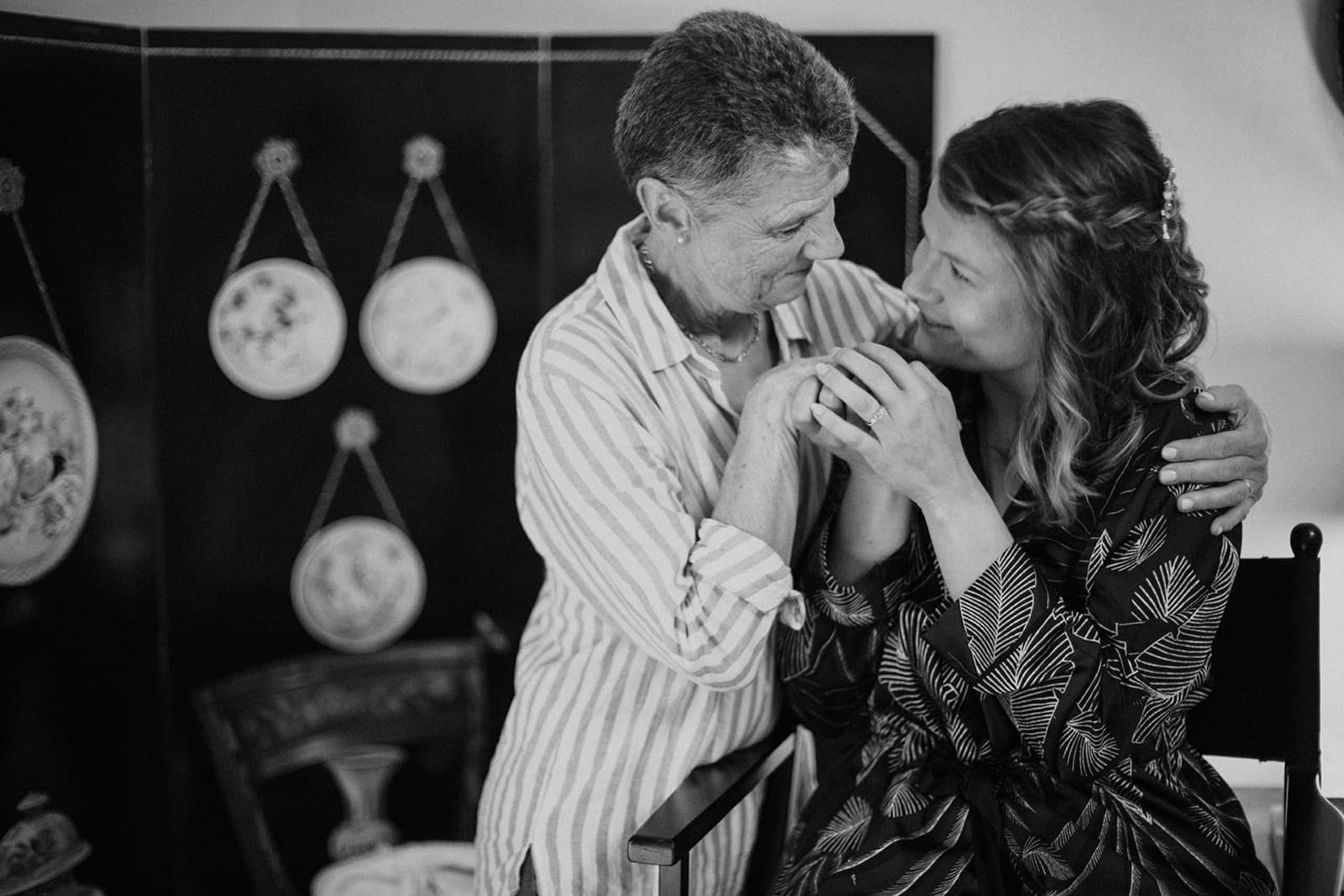 Moment de complicité entre la mariée et sa maman avant la cérémonie – photographe mariage Lyon