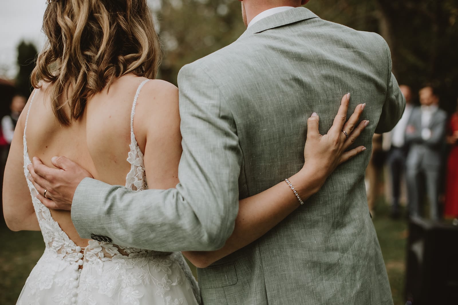 Mariée et marié enlacés de dos – photographe mariage Lyon émotions authentiques