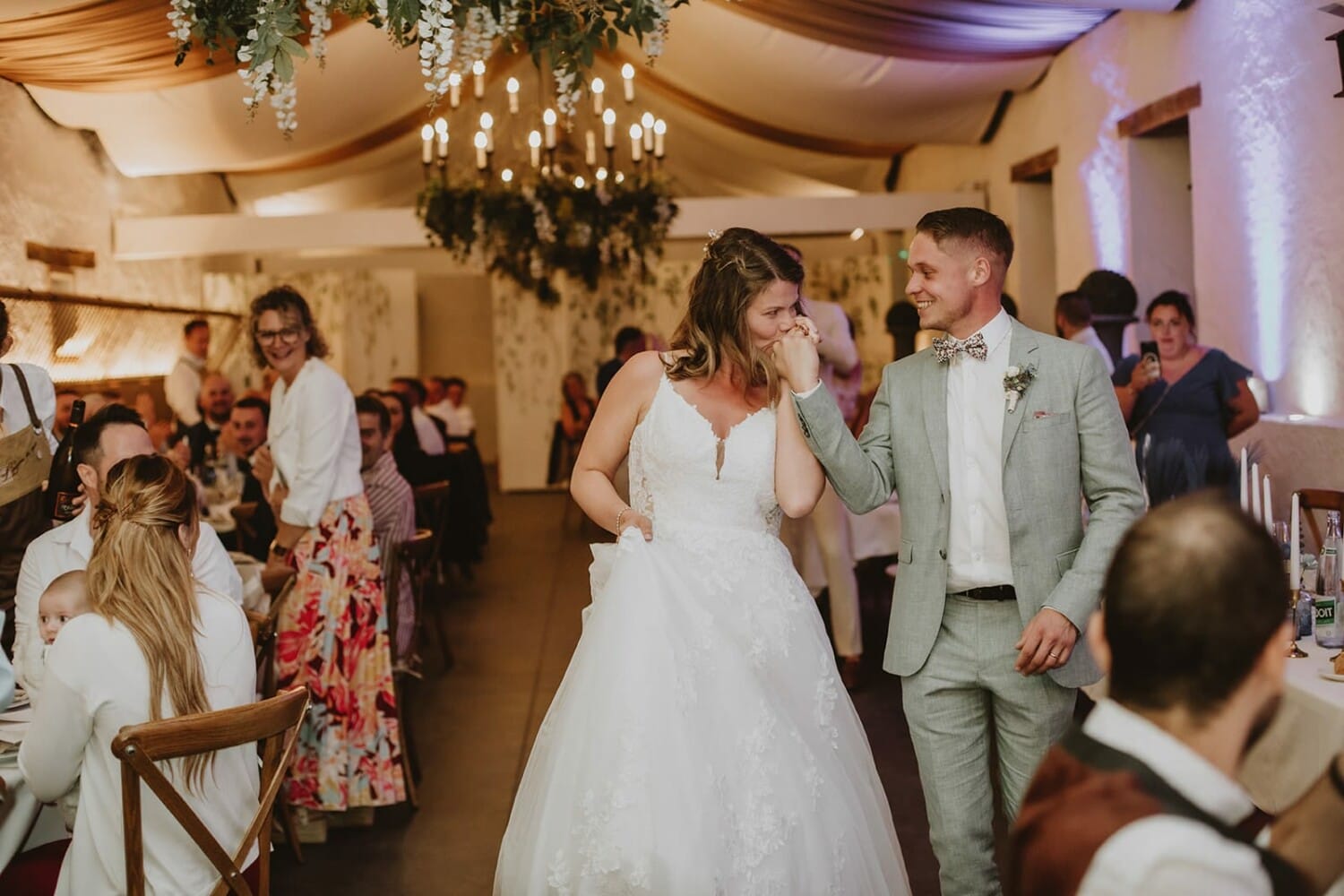 Entrée des mariés dans la salle de réception – photographe mariage Lyon