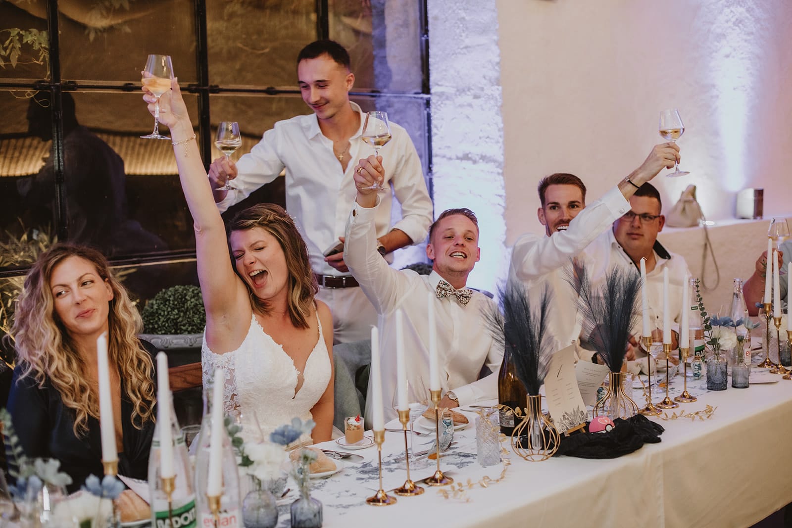 Mariés levant leur verre avec leurs invités pendant le repas – photographe mariage Lyon