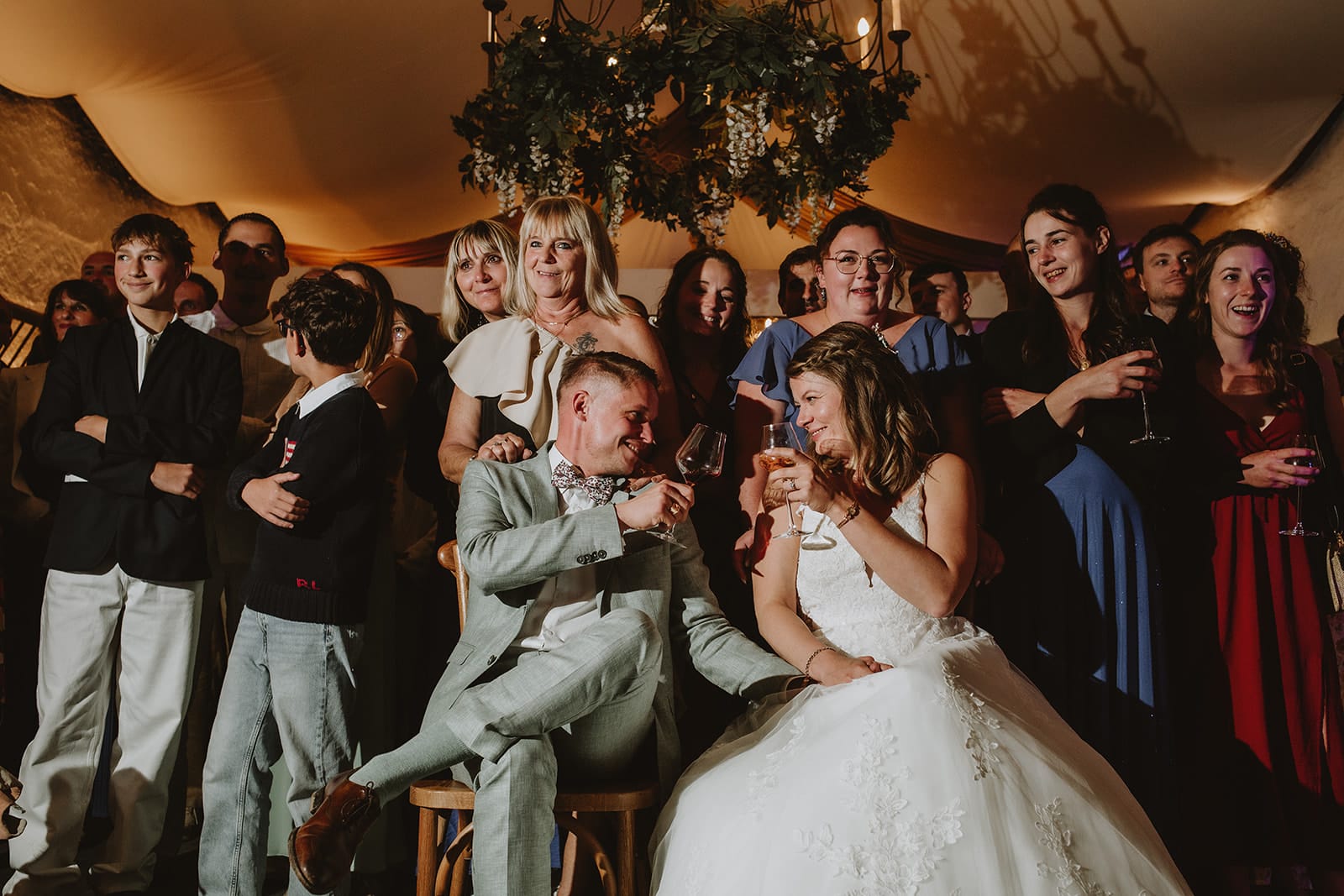 Mariés entourés de leurs invités pendant la soirée de mariage – photographe mariage Lyon