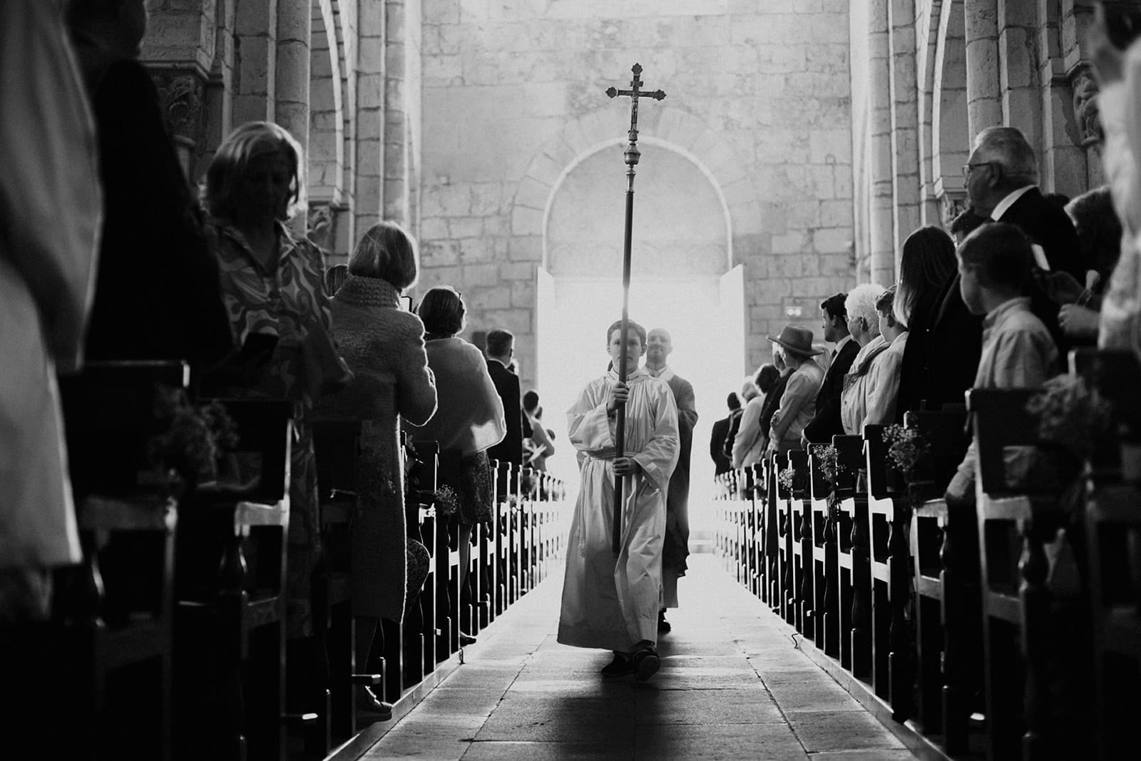 Entrée en procession dans l’église romane d’Anzy-le-Duc lors d’un mariage en Bourgogne