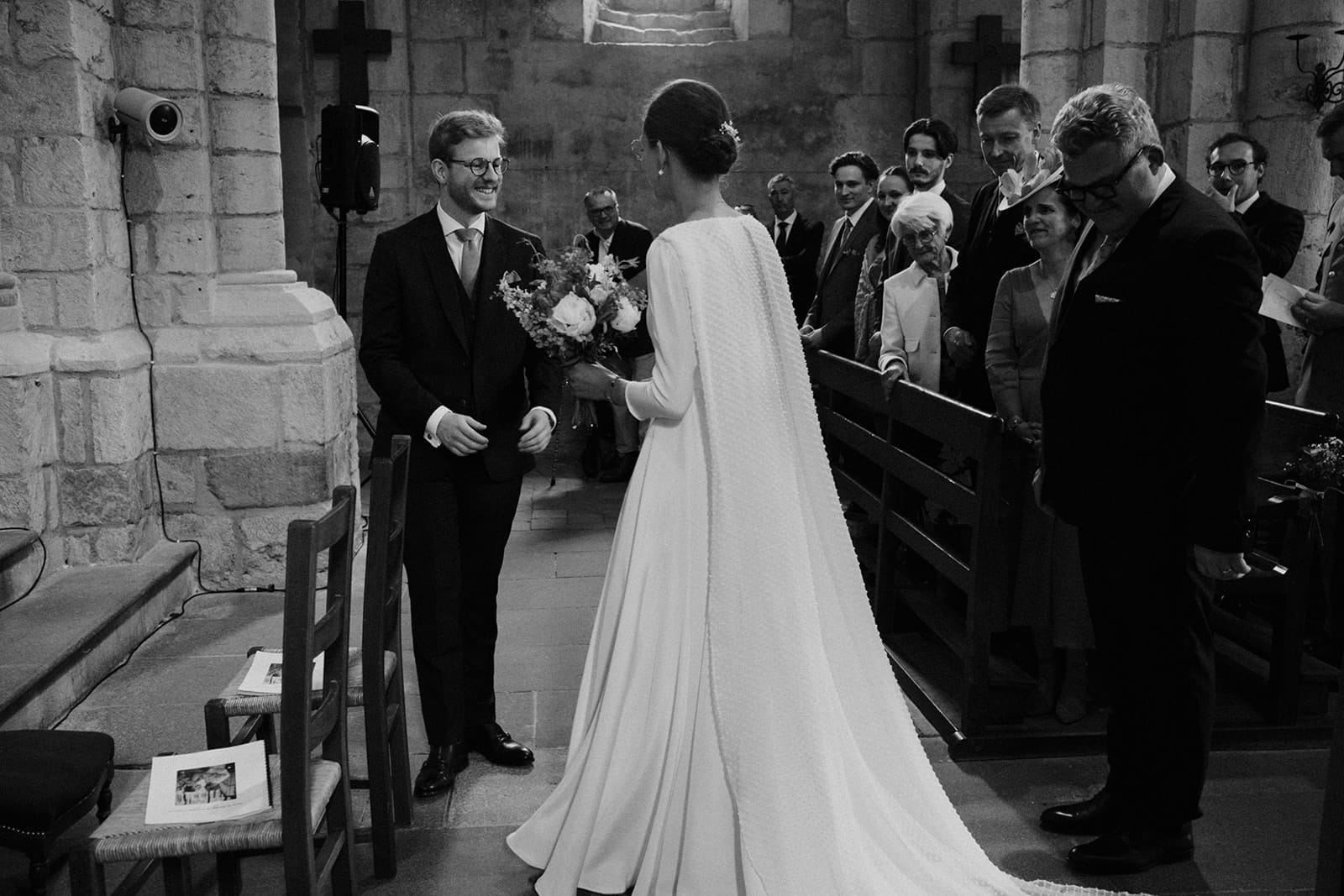 La mariée rejoint le marié à l’autel dans l’église romane d’Anzy-le-Duc – cérémonie de mariage en Bourgogne