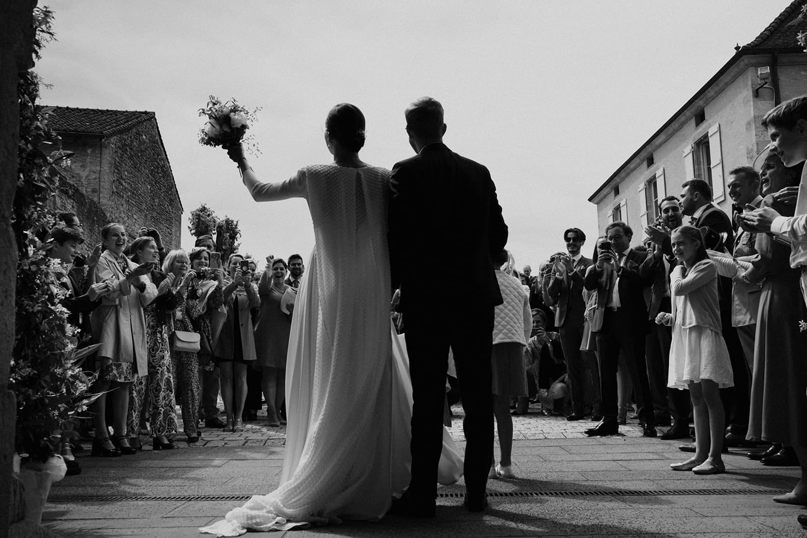 Les mariés saluent leurs invités à la sortie de l’église d’Anzy-le-Duc – mariage en Bourgogne
