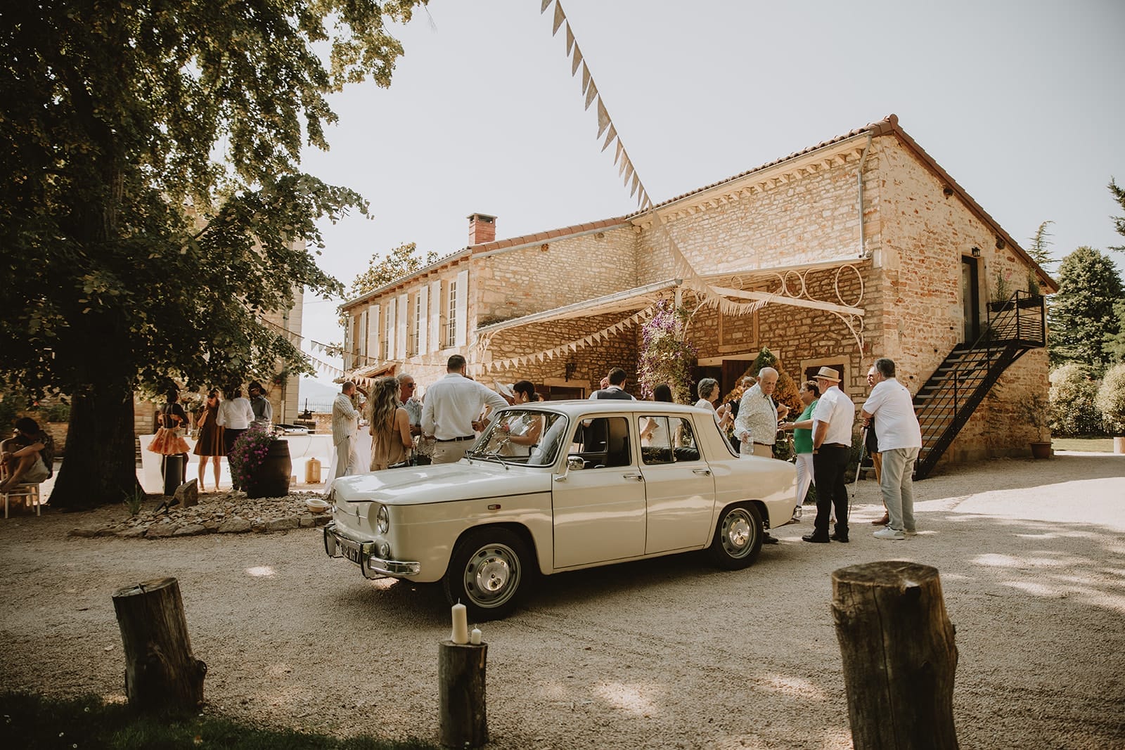 Arrivée des invités dans un lieu de mariage authentique avec voiture ancienne