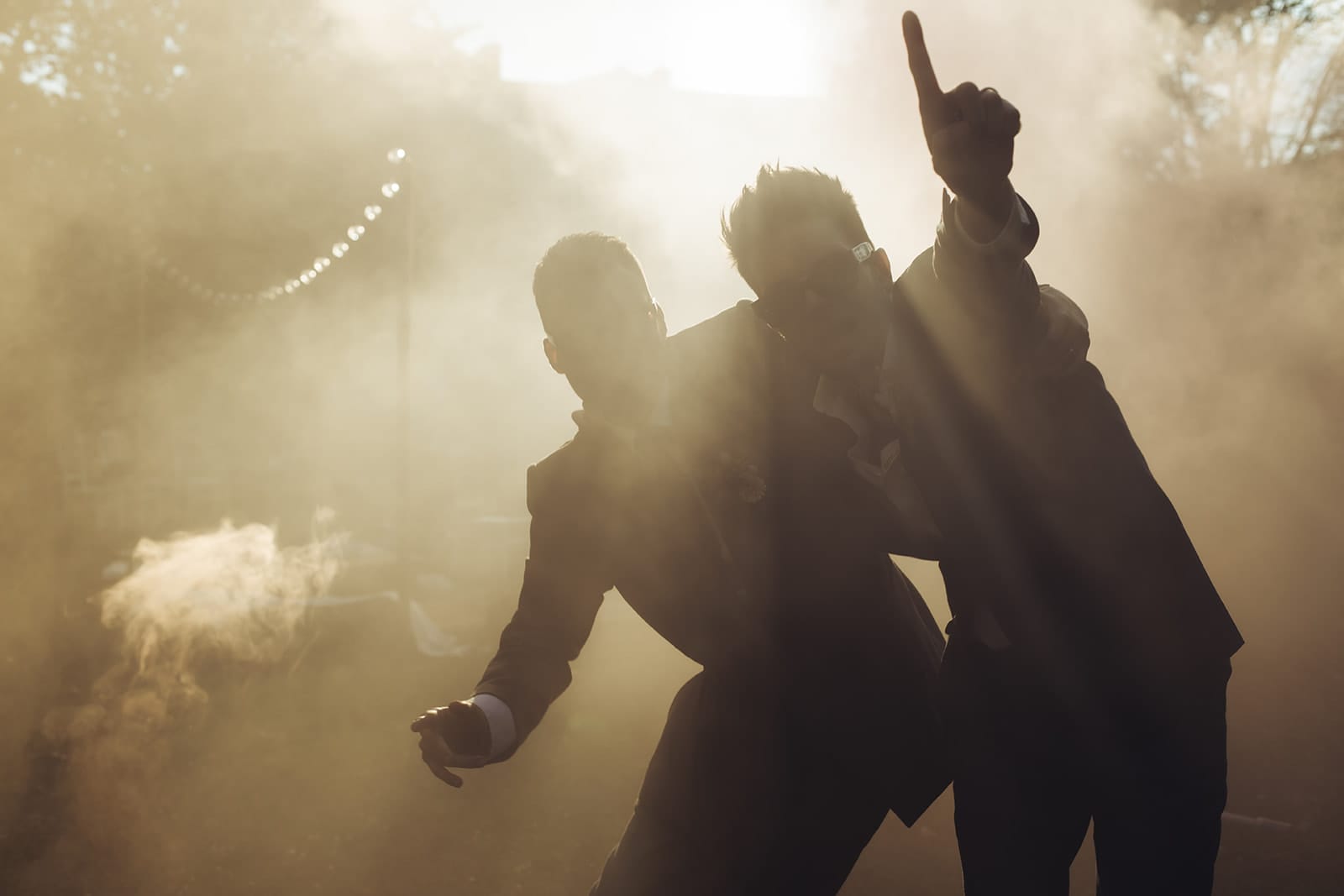 Ambiance festive au mariage avec lumière et fumée au coucher du soleil