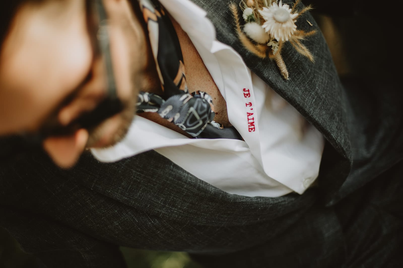 Détail de costume de marié avec message brodé personnalisé