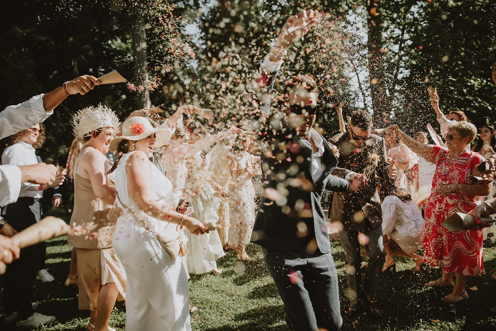 Sortie de cérémonie de mariage avec pluie de confettis et ambiance festive