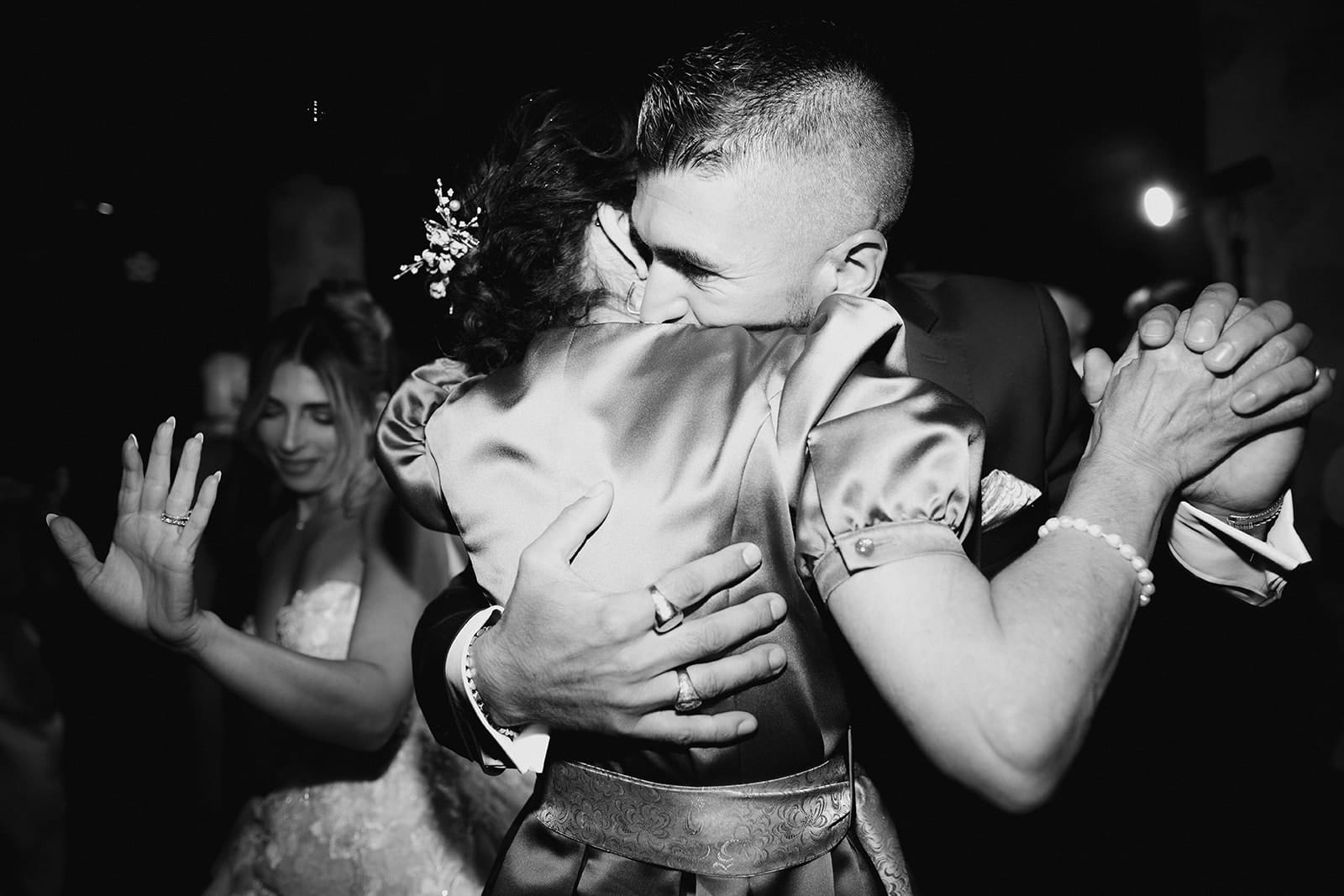 Moment d’émotion capturé pendant une danse lors d’un mariage