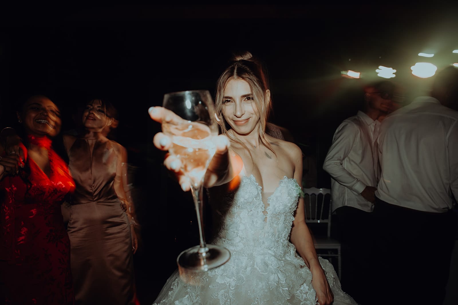Moment complice entre la mariée et le photographe pendant la soirée de mariage