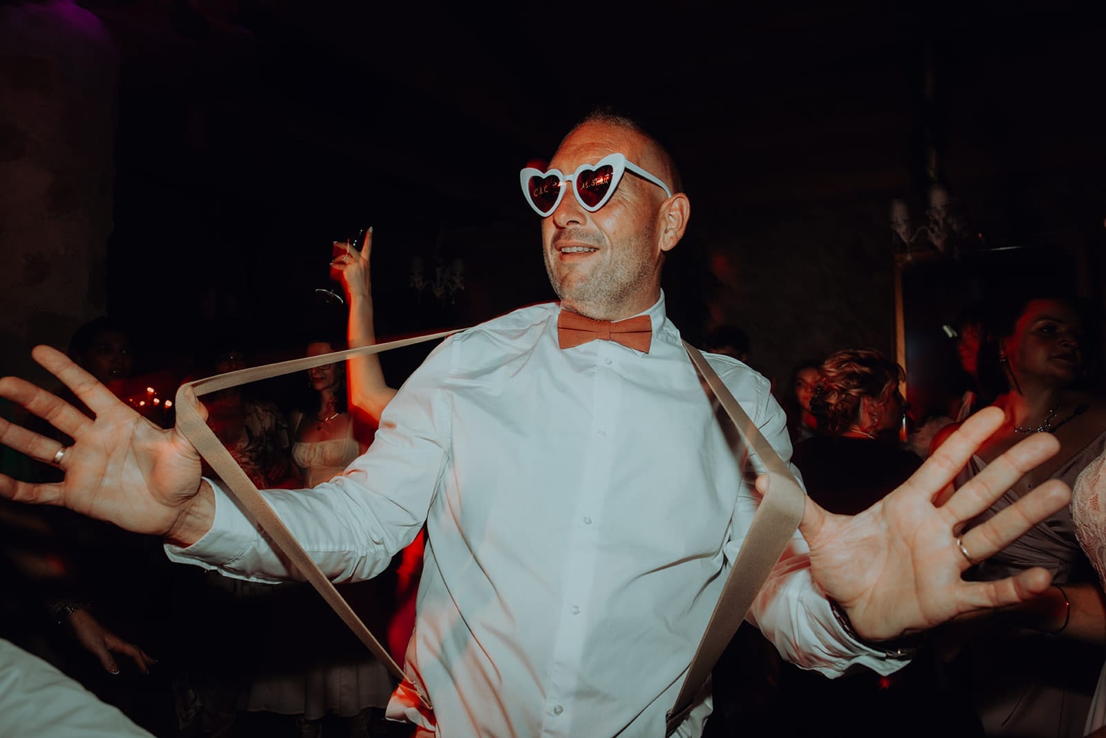 Invité lâchant prise sur la piste de danse grâce à l’ambiance créée par le DJ