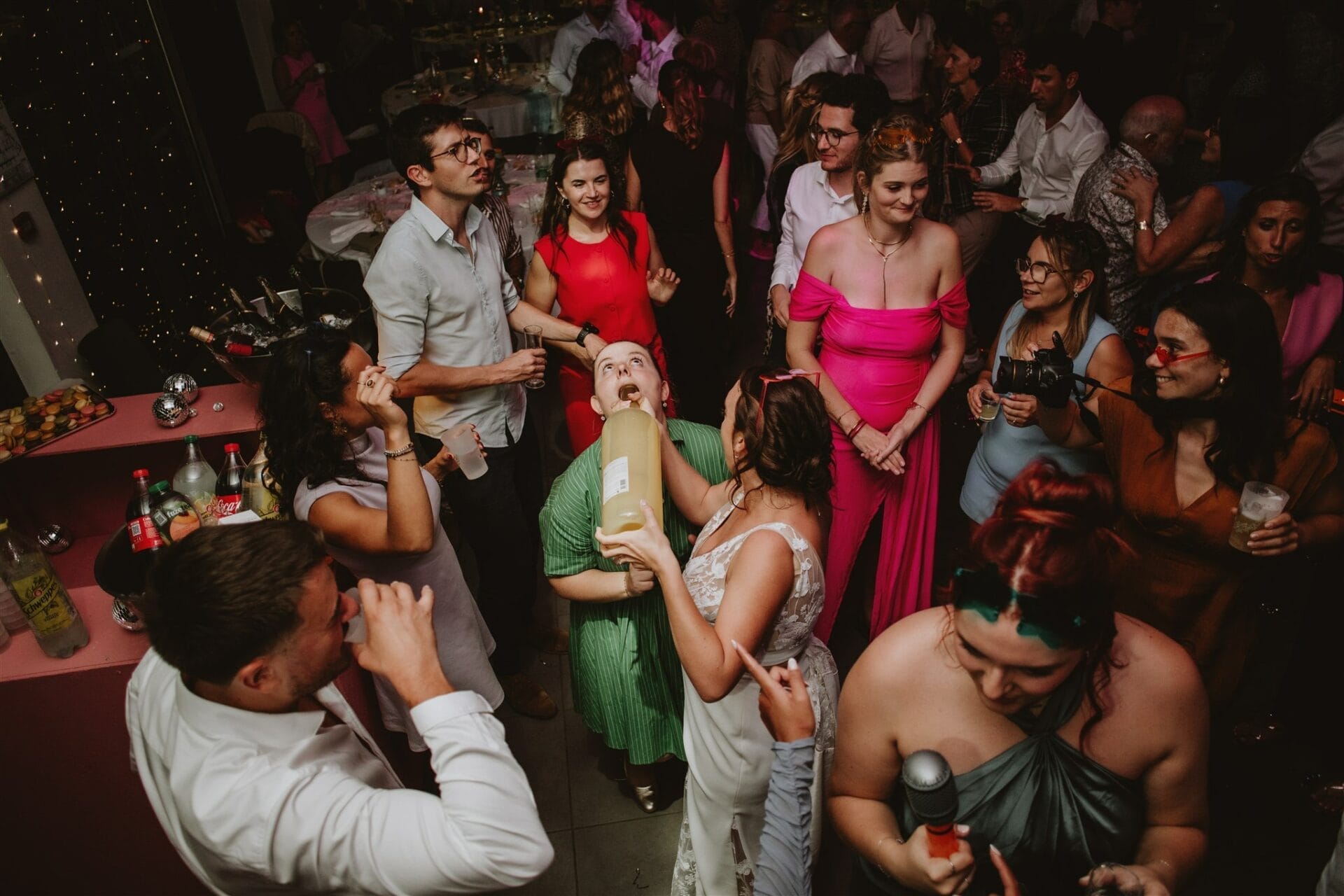 Invités réunis autour de la piste pendant une soirée de mariage festive et animée
