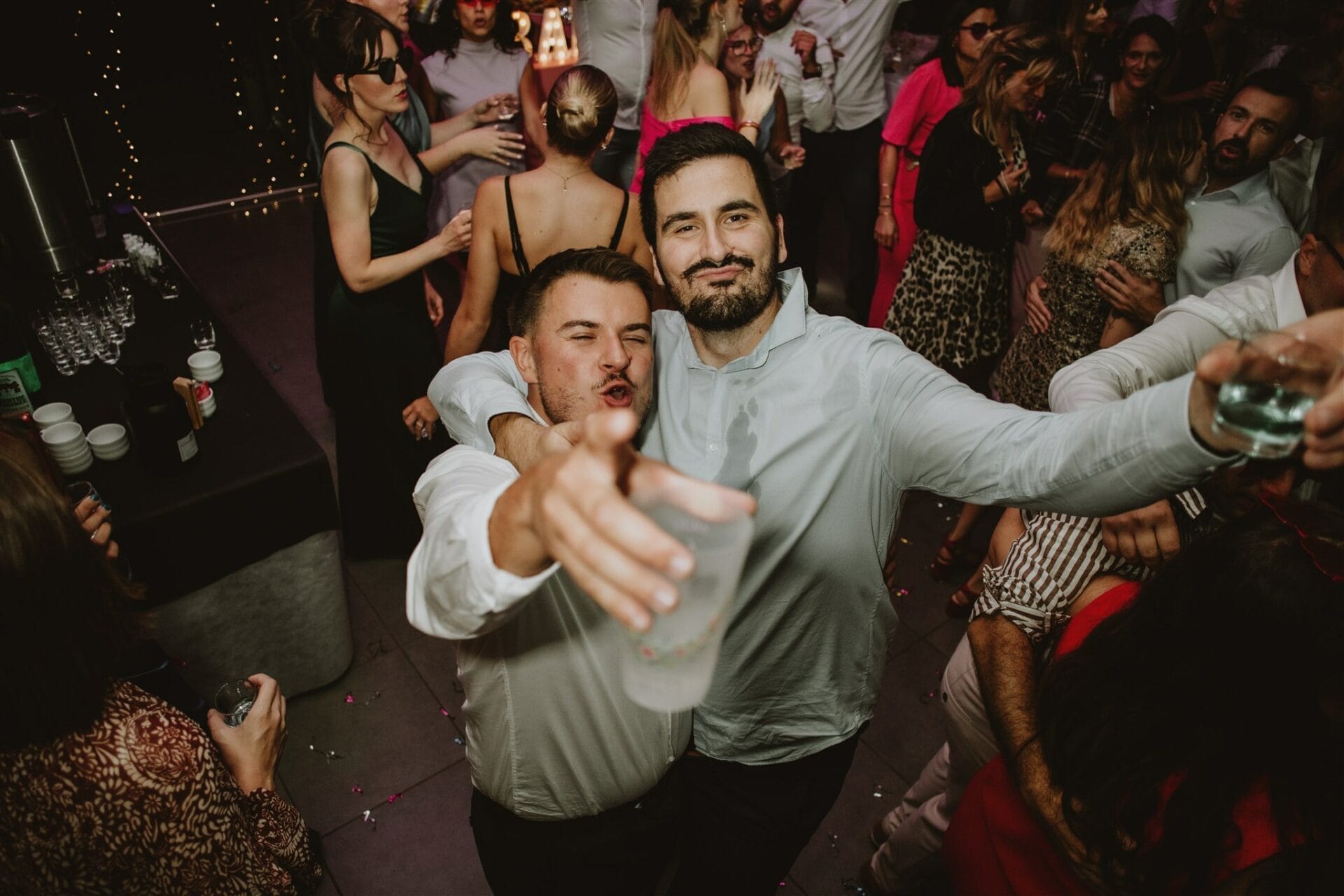 Invités en train de danser et de célébrer sur la piste pendant une soirée de mariage animée