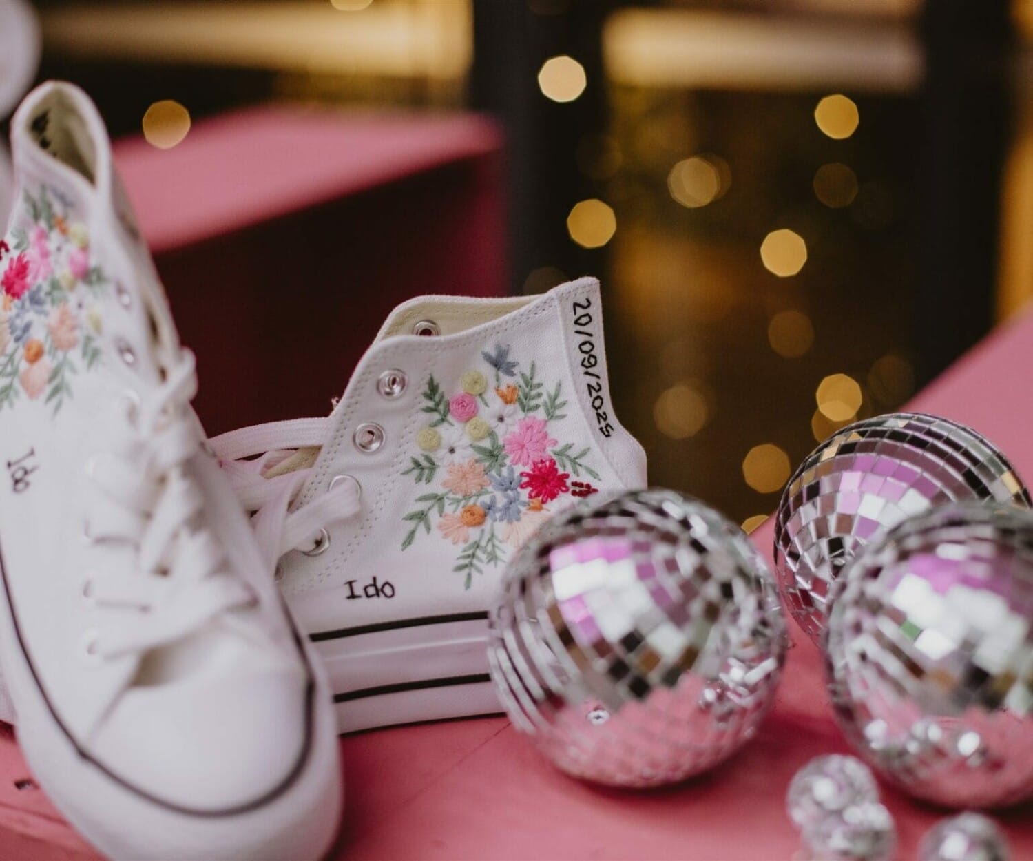 Décoration de soirée de mariage avec baskets personnalisées et mini boules à facettes – ambiance festive et moderne.