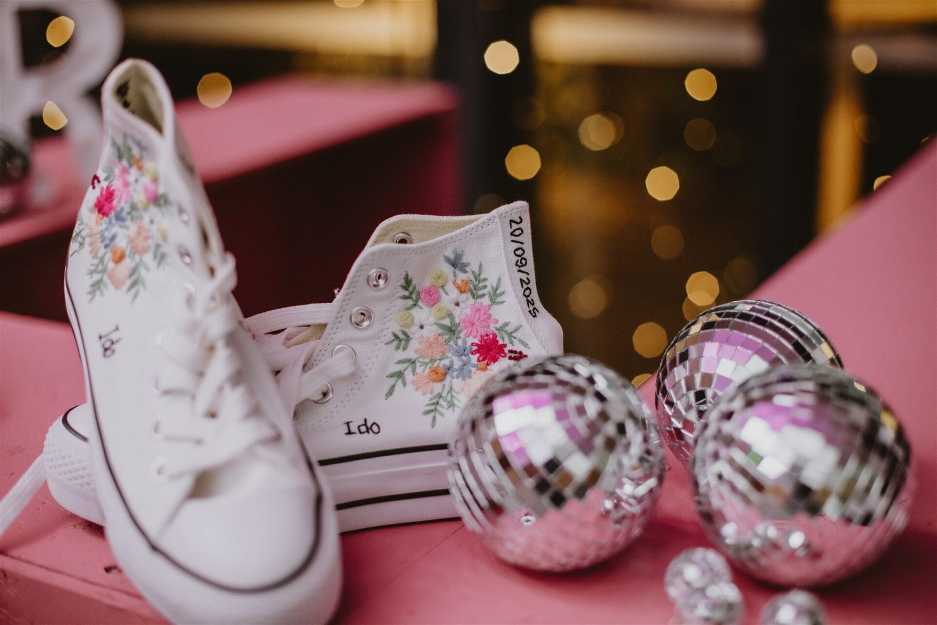 Décoration de soirée de mariage avec baskets personnalisées et mini boules à facettes – ambiance festive et moderne.