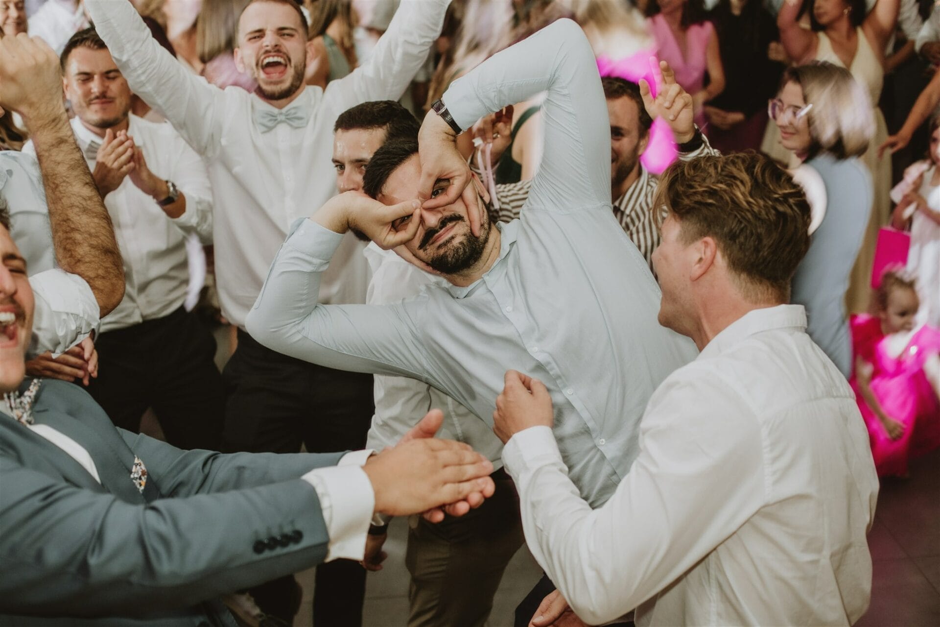 Baskets personnalisées des mariés posées à côté de boules à facettes, juste avant le début de la soirée de mariage. Un détail qui donne le ton : une fête libre, moderne, joyeuse, où l’énergie se construit dès les premiers instants. Ces petits objets annoncent souvent les nuits les plus mémorables, celles où les invités lâchent prise et où le mariage bascule dans le vivant.